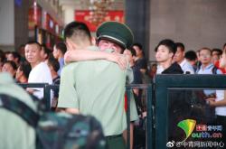 波尔图重伤倒地，申花全队围拢祈祷，场面感人的简单介绍